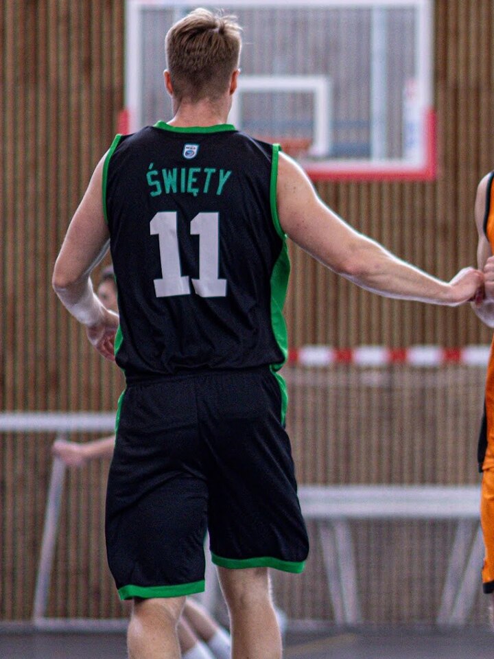 Krzysztof w koszulce Święty z numerem 11